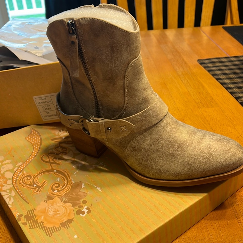 Very G Merlot Low Boots - Sz 11 - color cream/taupe